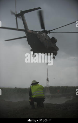 Silstedt, Deutschland. 27. Juli 2017. Eine deutsche Bundeswehr CH-53-Transporthubschrauber Einlagen "Bigpack" der Sandsäcke in der Holtemme-Nebenfluss in Silstedt, Deutschland, 27. Juli 2017. Foto: Klaus-Dietmar Gabbert/Dpa-Zentralbild/Dpa/Alamy Live News Stockfoto