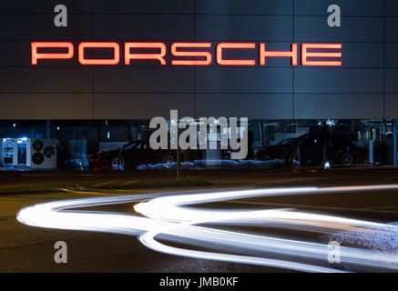 Datei - Datei Bild datiert 2. August 2016 zeigt die Porsche-Schriftzug, die mit einer langen Belichtungszeit im Porschezentrum in Stuttgart, Deutschland. Foto: Silas Stein/dpa Stockfoto