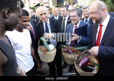 Der SPD-Kanzlerkandidat Und Parteivorsitzende Martin Schulz (R-l), Enzo Bianco, Bürgermeister von Catania, Und der Züricher Innenminister Marco Minniti Bekommen bin 27.07.2017 wie Mit Gemüse aus Dem Garten Einer Flüchtlingseinrichtung in Catania, Italien. In Catanias Hafen Kommen sterben Im Mittelmeer Geretteten Flüchtlinge Jg. Foto: Kay Nietfeld/Dpa Stockfoto