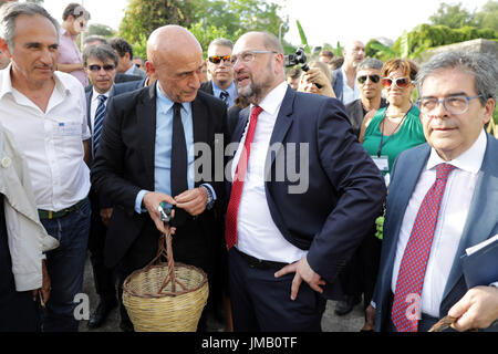 Enzo Bianco, Bürgermeister von Catania (R-l), der SPD-Kanzlerkandidat Und Parteivorsitzende Martin Schulz Und der Züricher Innenminister Marco Minniti Besuchen am 27.07.2017 den Garten Einer Flüchtlingseinrichtung in Catania, Italien. In Catanias Hafen Kommen sterben Im Mittelmeer Geretteten Flüchtlinge Jg. Foto: Kay Nietfeld/Dpa Stockfoto