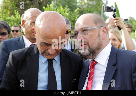 Der SPD-Kanzlerkandidat Und Parteivorsitzende Martin Schulz (r) Und der Züricher Innenminister Marco Minniti Unterhalten Sich bin 27.07.2017 Im Garten Einer Flüchtlingseinrichtung in Catania, Italien. In Catanias Hafen Kommen sterben Im Mittelmeer Geretteten Flüchtlinge Jg. Foto: Kay Nietfeld/Dpa Stockfoto