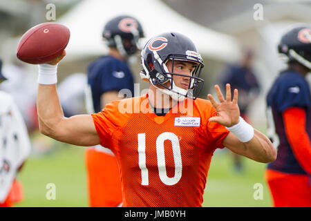 Bourbonnais, Illinois, USA. 27. Juli 2017. -Chicago Bären #10 Mitchell Trubisky wirft einen Pass während des Trainingslagers auf dem Campus der Olivet Nazarene University, Bourbonnais, IL. Bildnachweis: Csm/Alamy Live-Nachrichten Stockfoto
