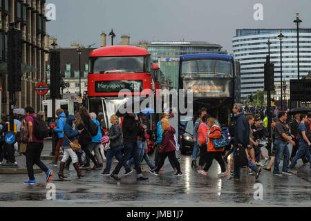 London, UK. 27. Juli 2017. Starker Regen-Dusche im Parliament Square. Bildnachweis: Claire Doherty/Alamy Live News Stockfoto