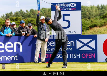 Irvine, Schottland. 27. Juli 2017. Der erste Tag der 15. Scottish Open Golf Championship begann heute mit 156 Spielern aus 32 Nationen, für das größte Preisgeld in der Geschichte der Meisterschaft zu spielen. Viele der Spieler kämpften mit starken Böen bis zu 20 km/h Südwestströmung, die engen Verbindungen Stil Kurs und der gelegentliche Regen-Dusche. Bildnachweis: Findlay/Alamy Live-Nachrichten Stockfoto