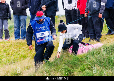 Irvine, Schottland. 27. Juli 2017. Der erste Tag der 15. Scottish Open Golf Championship begann heute mit 156 Spielern aus 32 Nationen, für das größte Preisgeld in der Geschichte der Meisterschaft zu spielen. Viele der Spieler kämpften mit starken Böen bis zu 20 km/h Südwestströmung, die engen Verbindungen Stil Kurs und der gelegentliche Regen-Dusche. Bildnachweis: Findlay/Alamy Live-Nachrichten Stockfoto