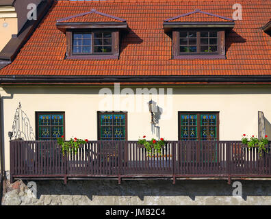 Balkon mit Blumen und schönen Buntglasfenster in der Altstadt von Vilnius, Litauen Stockfoto