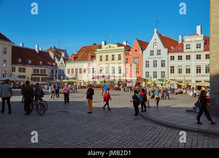 Rathausplatz mit Touristen an einem sonnigen Sommertag Tallinn, Estland Stockfoto