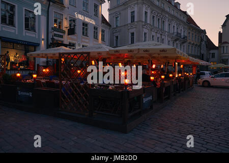 Eine Straße Café in der Abenddämmerung am Rathausplatz von Tallinn, Estland Stockfoto