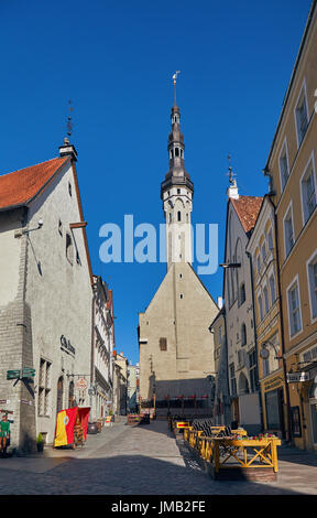 Blick auf das Rathaus von einem der benachbarten Straßen von Tallinn, Estland Stockfoto