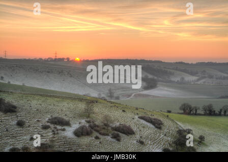 Winter Landschaft Blick von Butser Hill in der South Downs National Park, Hampshire, UK bei Sonnenuntergang Stockfoto