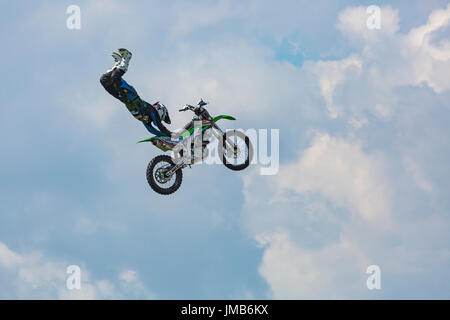 Jamie Squibb Freestyle Motocross Display begeistert die Massen im New Forest & Hampshire Land zeigen, Brockenhurst, Hampshire im Juli Stockfoto