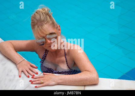 lächelnde Frau in einem Schwimmbad Stockfoto