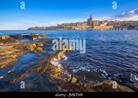 Valletta, Malta - St. Paul Kathedrale mit Segelbooten und Mittelmeer mit blauem Himmel Stockfoto