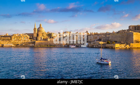 Valletta, Malta - Panoramablick auf Saint-Paul Kathedrale und den alten Mauern von Valletta mit Segel Boot am Morgen Stockfoto