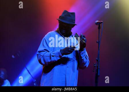 BARCELONA - 4 JUN: Orchestra Baobab (Afro-Cuban-Karibik-Fusion-Band) führen im Konzert beim Festival Primavera Sound 2016 am 4. Juni 2016 in Barcelon Stockfoto