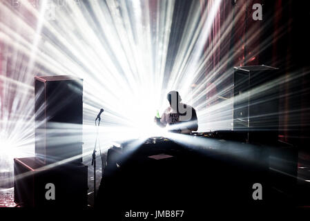 BARCELONA - 5 JUN: Die Lawinen (Band) führen ein DJ Set Konzert im Primavera Sound Festival 2016 auf 5. Juni 2016 in Barcelona, Spanien. Stockfoto