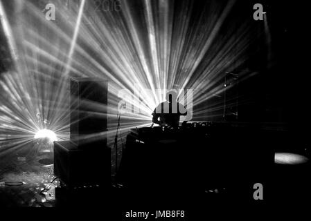 BARCELONA - 5 JUN: Die Lawinen (Band) führen ein DJ Set Konzert im Primavera Sound Festival 2016 auf 5. Juni 2016 in Barcelona, Spanien. Stockfoto