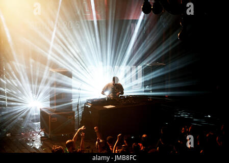 BARCELONA - 5 JUN: Die Lawinen (Band) führen ein DJ Set Konzert im Primavera Sound Festival 2016 auf 5. Juni 2016 in Barcelona, Spanien. Stockfoto