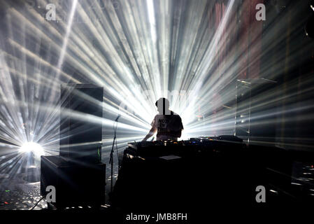 BARCELONA - 5 JUN: Die Lawinen (Band) führen ein DJ Set Konzert im Primavera Sound Festival 2016 auf 5. Juni 2016 in Barcelona, Spanien. Stockfoto