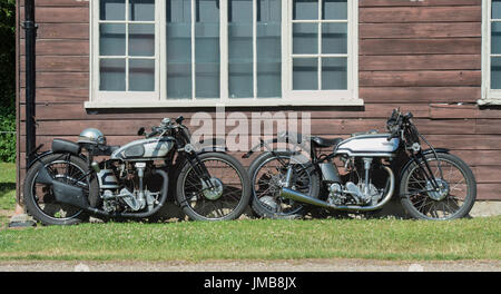 1935 Norton Modell 30 und 1939 Norton Motorrad in Brooklands, Weybridge, Surrey, England. Klassische britische Motorrad Stockfoto