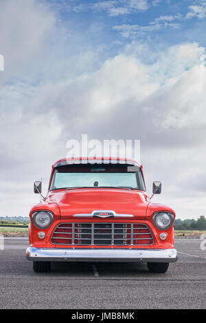 1956 Orange Custom Chevrolet Pick-up LKW bei einem amerikanischen Auto-Show. Essex. UK Stockfoto