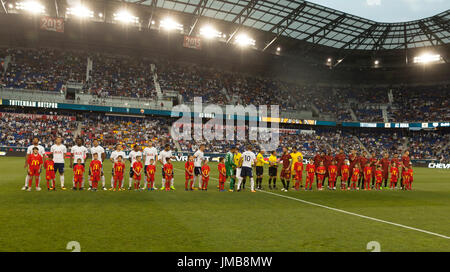 Harrison, NJ USA - 25. Juli 2017: Spieler der AS Roma & Tottenham Hotspur begrüßen einander vor internationalen Champions Cup Spiel auf roten Bullen Arena Roma 3-2 gewann Stockfoto