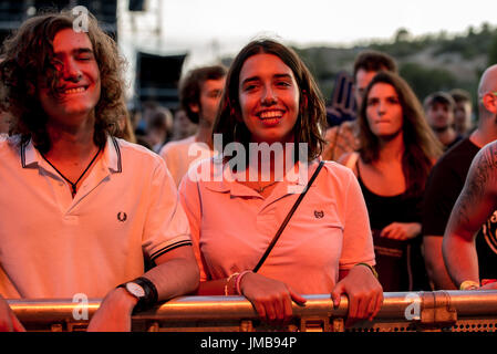 BENICASSIM, Spanien - 14 JUL: Das Publikum in einem Konzert am FIB Festival am 14. Juli 2016 in Benicassim, Spanien. Stockfoto