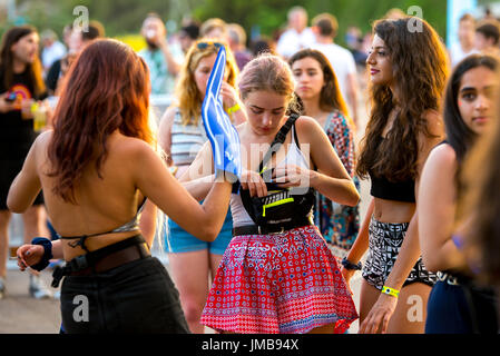 BENICASSIM, Spanien - 14 JUL: Das Publikum in einem Konzert am FIB Festival am 14. Juli 2016 in Benicassim, Spanien. Stockfoto