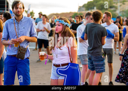 BENICASSIM, Spanien - 14 JUL: Das Publikum in einem Konzert am FIB Festival am 14. Juli 2016 in Benicassim, Spanien. Stockfoto