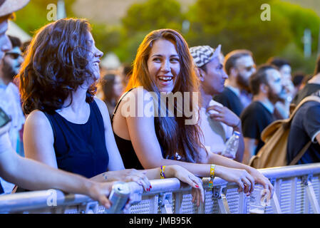 BENICASSIM, Spanien - 14 JUL: Das Publikum in einem Konzert am FIB Festival am 14. Juli 2016 in Benicassim, Spanien. Stockfoto