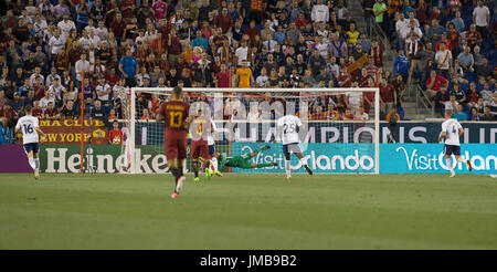 Harrison, NJ USA - 25. Juli 2017: Torwart Michel Vorm (13) von Tottenham Hotspur spart beim internationalen Champions Cup-Spiel gegen AS Roma auf roten Bullen Arena Roma gewann 3-2 Stockfoto