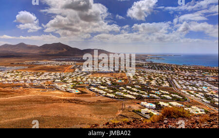 Der Playa Blanca vom Vulkan Montaña Roja auf Lanzarote Stockfoto