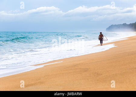 Phuket Phuket, Thailand - 8. Juli 2017 - Fischer geht nach Hause, ein Phuket Strand entlang, von der Fischerei an einem trüben Morgen des 8. Juli 2017 in Phu Stockfoto