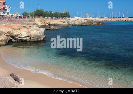 Sandstrand und die Bucht in der Stadt. Porto Torres, Italien Stockfoto