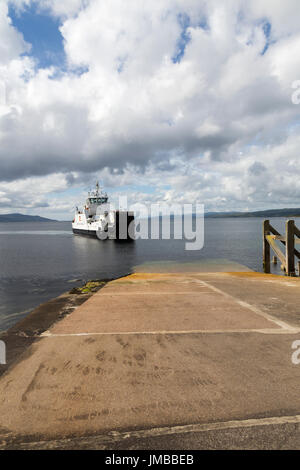 Caledonian Macbrayne Ferrry der MV Catriona nähert sich Claonaig, Halbinsel Kintyre, West Küste von Schottland, Vereinigtes Königreich Stockfoto