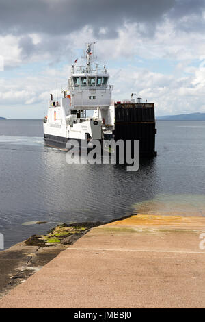 Caledonian Macbrayne Ferrry der MV Catriona nähert sich Claonaig, Halbinsel Kintyre, West Küste von Schottland, Vereinigtes Königreich Stockfoto