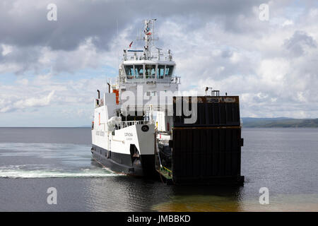 Caledonian Macbrayne Ferrry der MV Catriona nähert sich Claonaig, Halbinsel Kintyre, West Küste von Schottland, Vereinigtes Königreich Stockfoto
