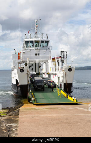 Caledonian Macbrayne Ferrry der MV Catriona nähert sich Claonaig, Halbinsel Kintyre, West Küste von Schottland, Vereinigtes Königreich Stockfoto