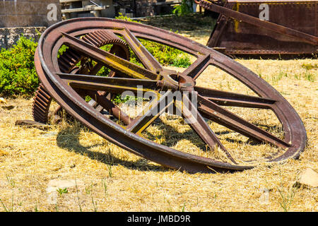 Großen Rusty Räder im alten Bergbau verwendet Stockfoto