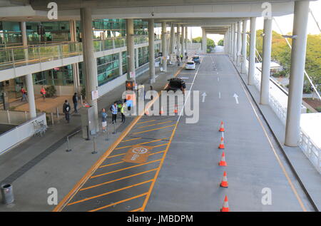 Menschen reisen am Flughafen Brisbane International in Brisbane, Australien. Stockfoto