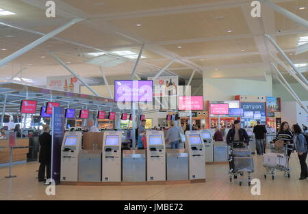 Menschen reisen am Flughafen Brisbane International in Brisbane, Australien. Stockfoto