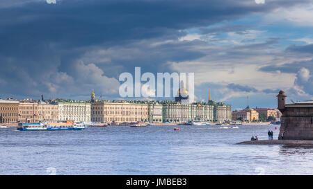 Blick auf den Palast Damm, die Newa und die Bastion der Peter- und Paul Fortress in St. Petersburg Stockfoto