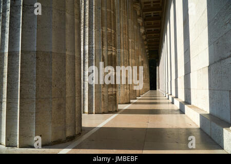 Säulen im Licht und Schatten bei Walhalla, berühmten Denkmal in der Nähe von Regensburg in Bayern, Deutschland. Stockfoto