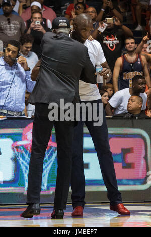 Trainer Julius Erving Tri-State umarmt verletzten Spieler Jermaine O'Neal #7 Seitenlinie vor Spiel #2 gegen Trilogy Big3 Woche 5 3-gegen-3 Turnier UIC Pavilion Juli 23,2017 Chicago, Illinois. Stockfoto