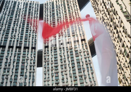 19.07.2017, Singapur, Republik Singapur, Asien - Nationalflaggen winken vor The Pinnacle Wohnanlage in Singapurs Innenstadt Stockfoto