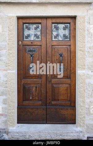 Vintage Eingang. Nahaufnahme des schönen alten Holztür Stockfoto