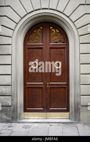 Fragment der alten Steingebäude mit schöne Holztür Stockfoto