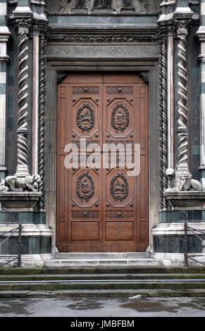 Fragment der alten Gebäude und schöne Holztür mit Filet Stockfoto