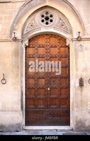 Fragment der alten Steingebäude mit schöne Holztür Stockfoto
