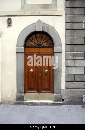 Fragment der alten Steingebäude mit schöne Holztür Stockfoto